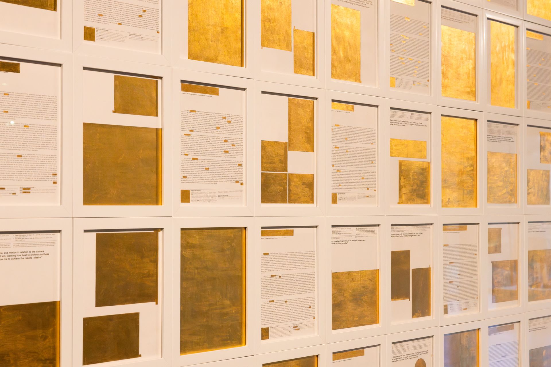 Una pared con muchos papeles