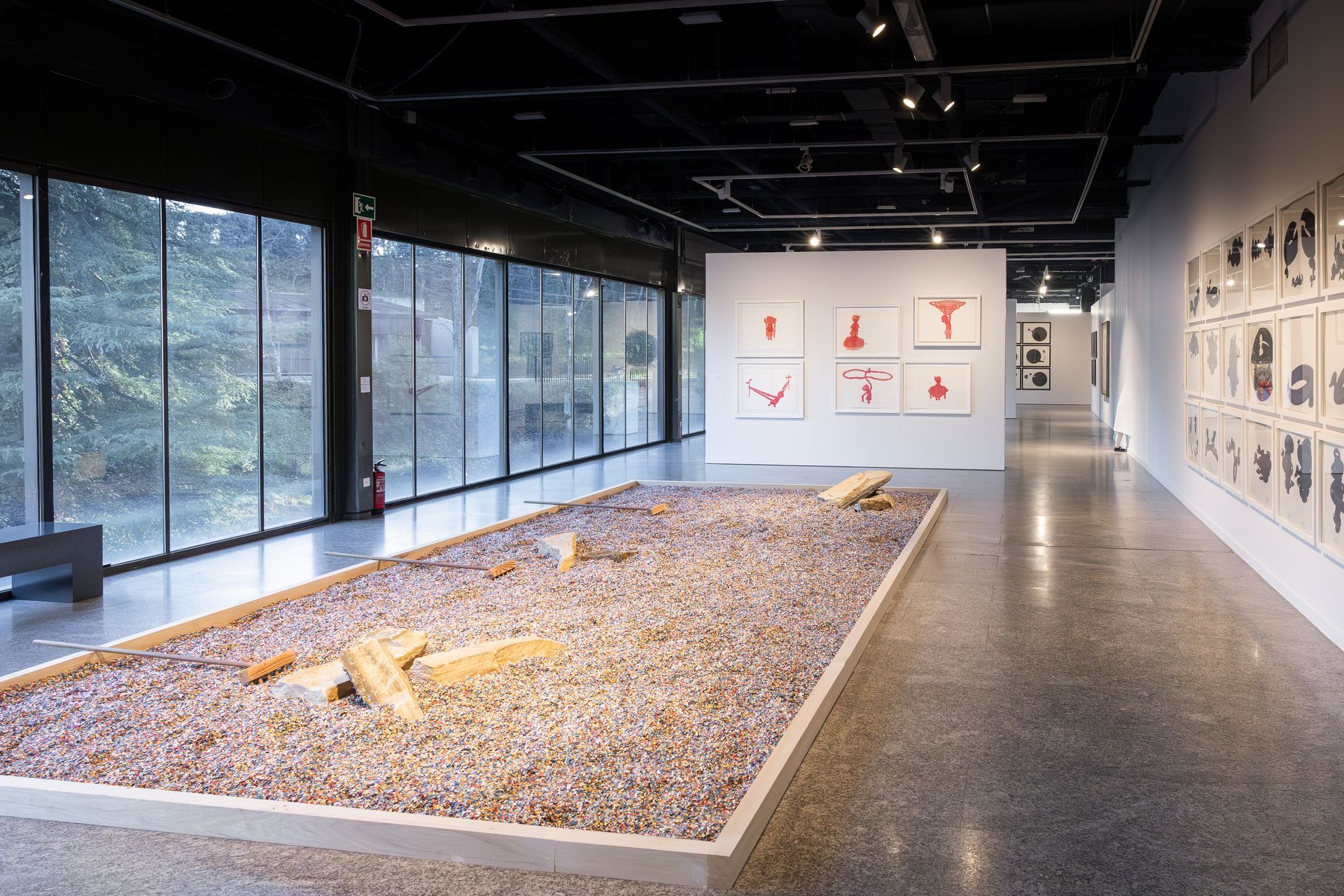 Una habitación grande con muchas ventanas y una escultura en el medio de la habitación.