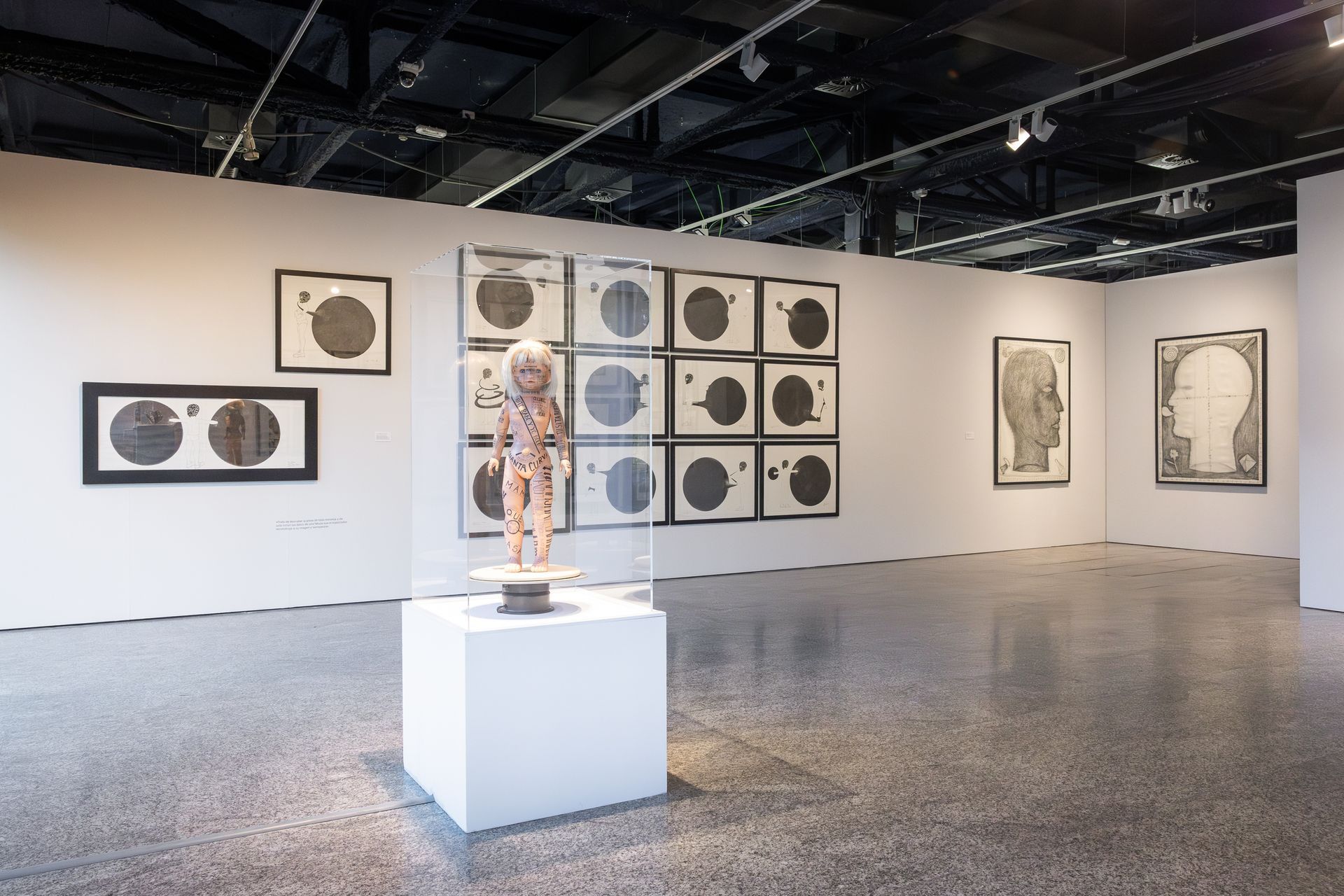 Una gran sala con una estatua sobre un pedestal en el centro.