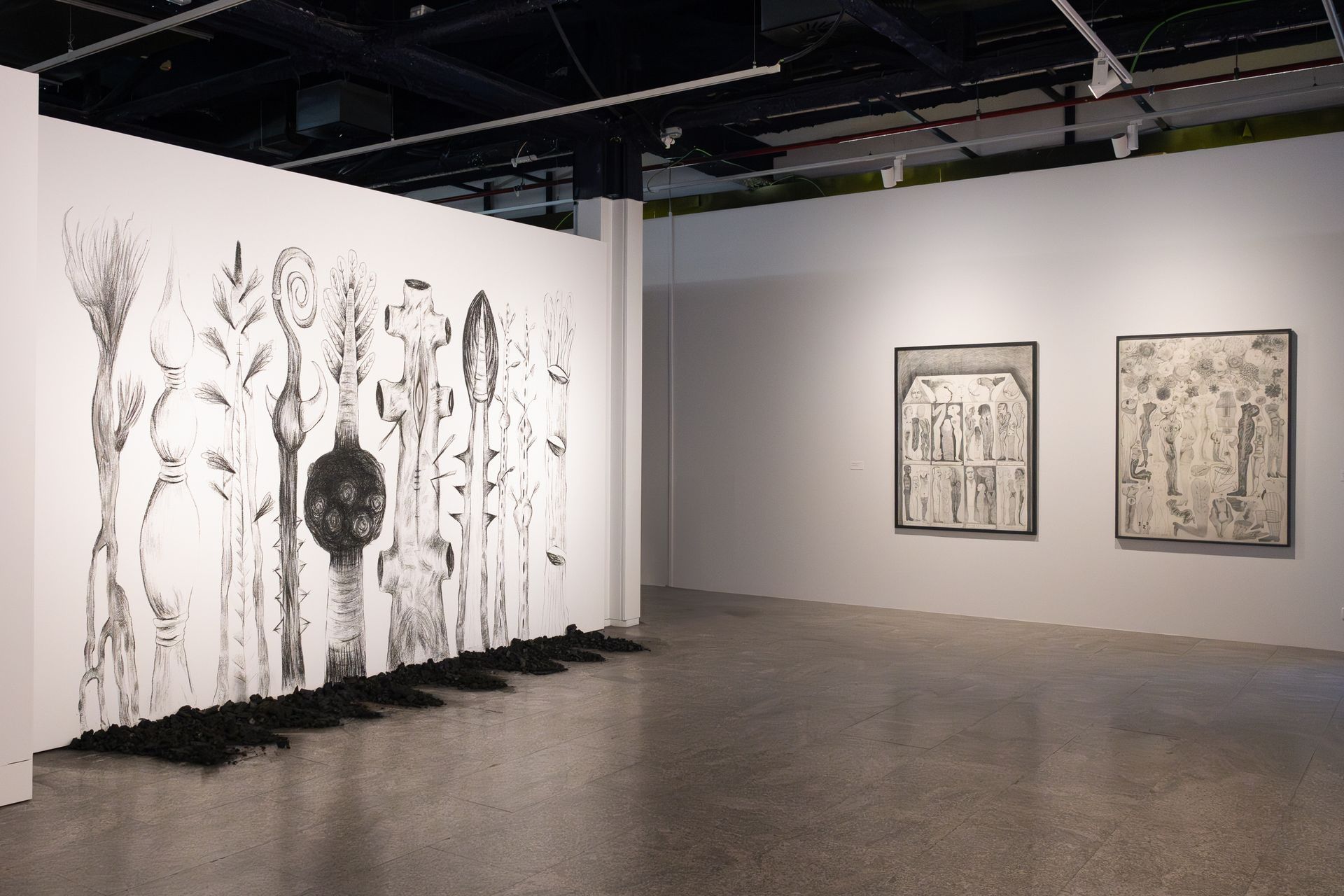 Una habitación grande con muchos cuadros en la pared.