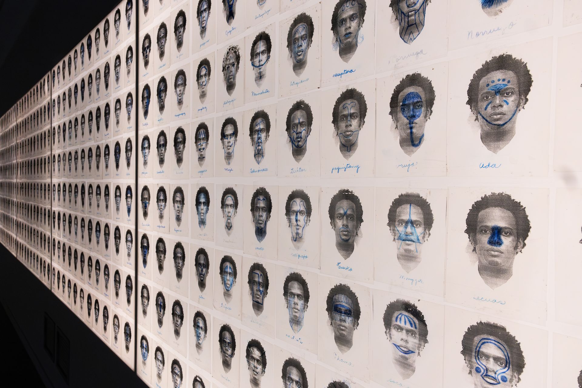 Una pared con muchas caras