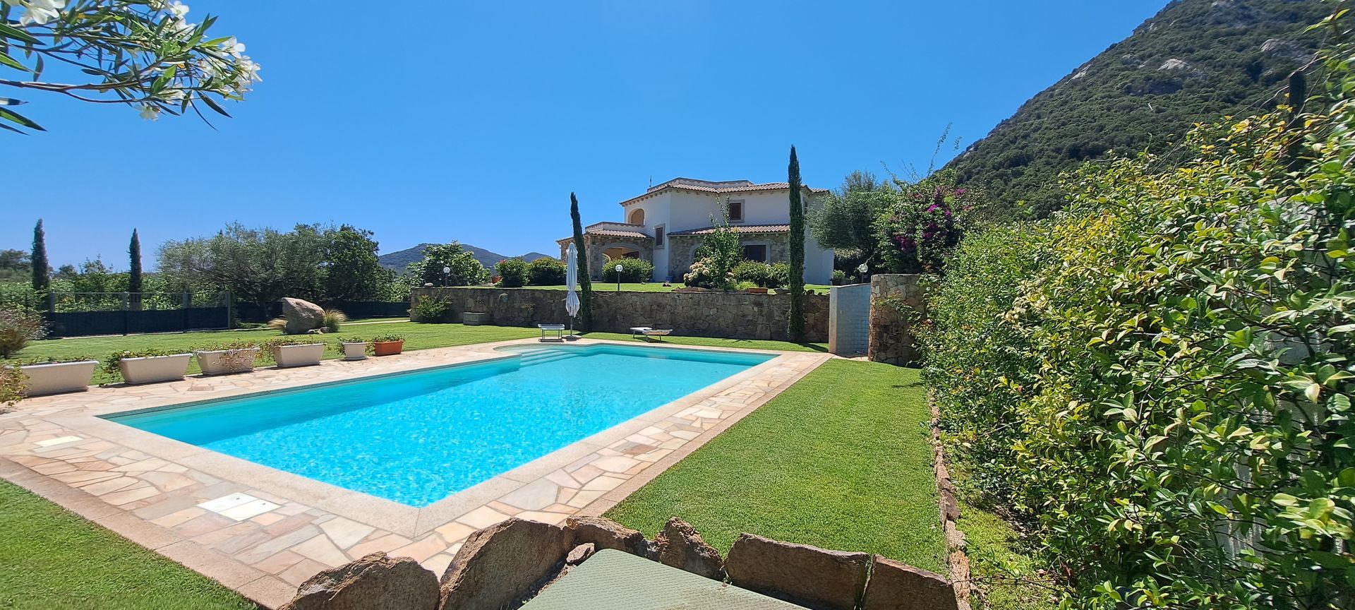 villa la pietra bianca sardegna 
