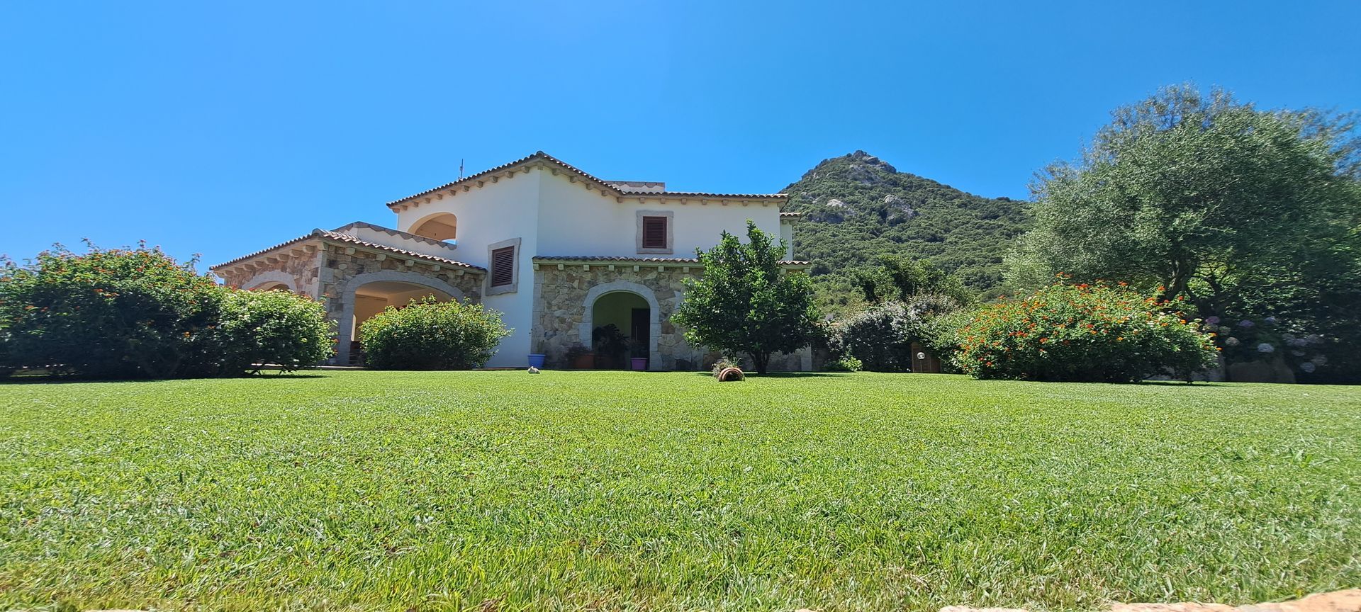 villa la pietra bianca sardegna
