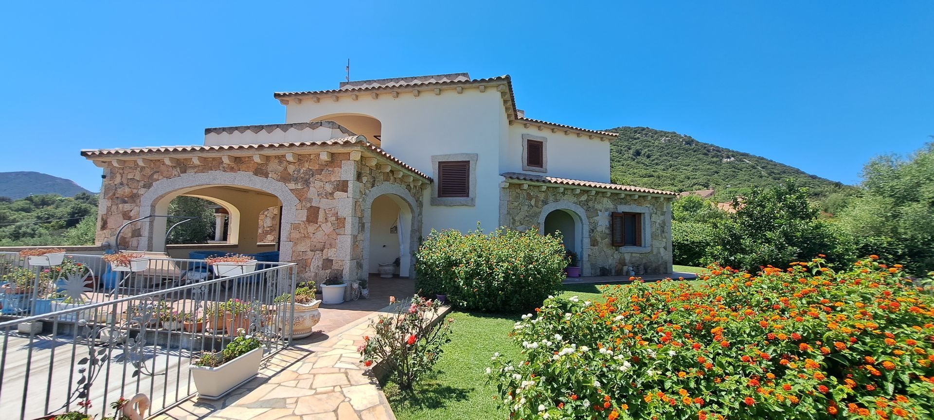 villa la pietra bianca sardegna