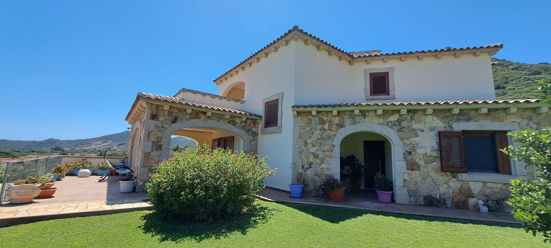villa la pietra bianca sardegna