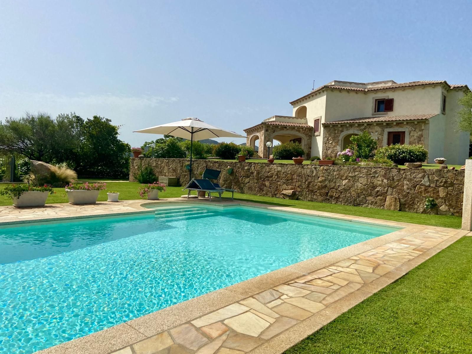 villa la pietra bianca sardegna