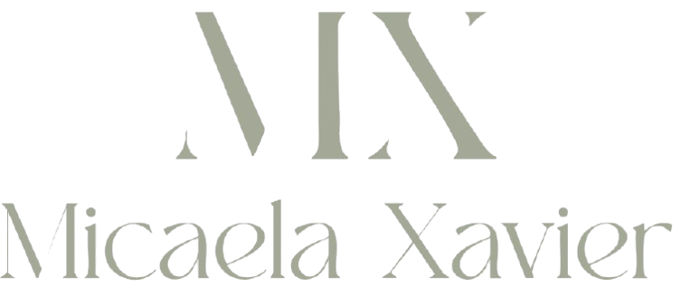 Logotipo con las iniciales “MX” estilizadas sobre el nombre “Micaela Xavier” en gris claro.