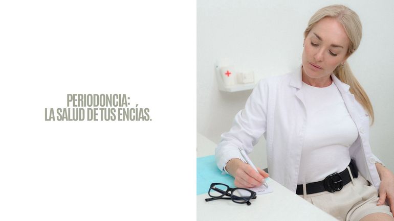 Periodoncista examinando las encías, con el texto: “PERIODONCIA. LA SALUD DE SUS DIENTES Y ENCÍAS”.
