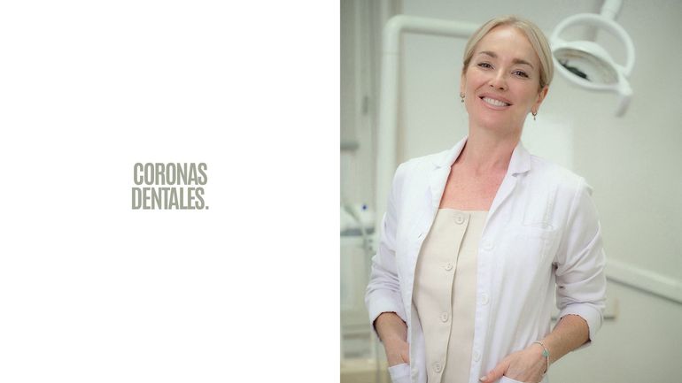 Profesional dental sonriente con bata blanca junto al logotipo “Coronas Dentales”.