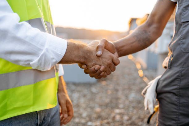 A Twin City roofer shaking the hand of a Minnesota homeowner.