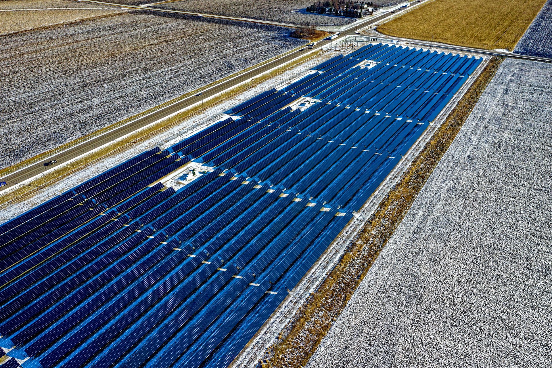 Fila di pannelli fotovoltaici posizionati in cima a una strada sterrata