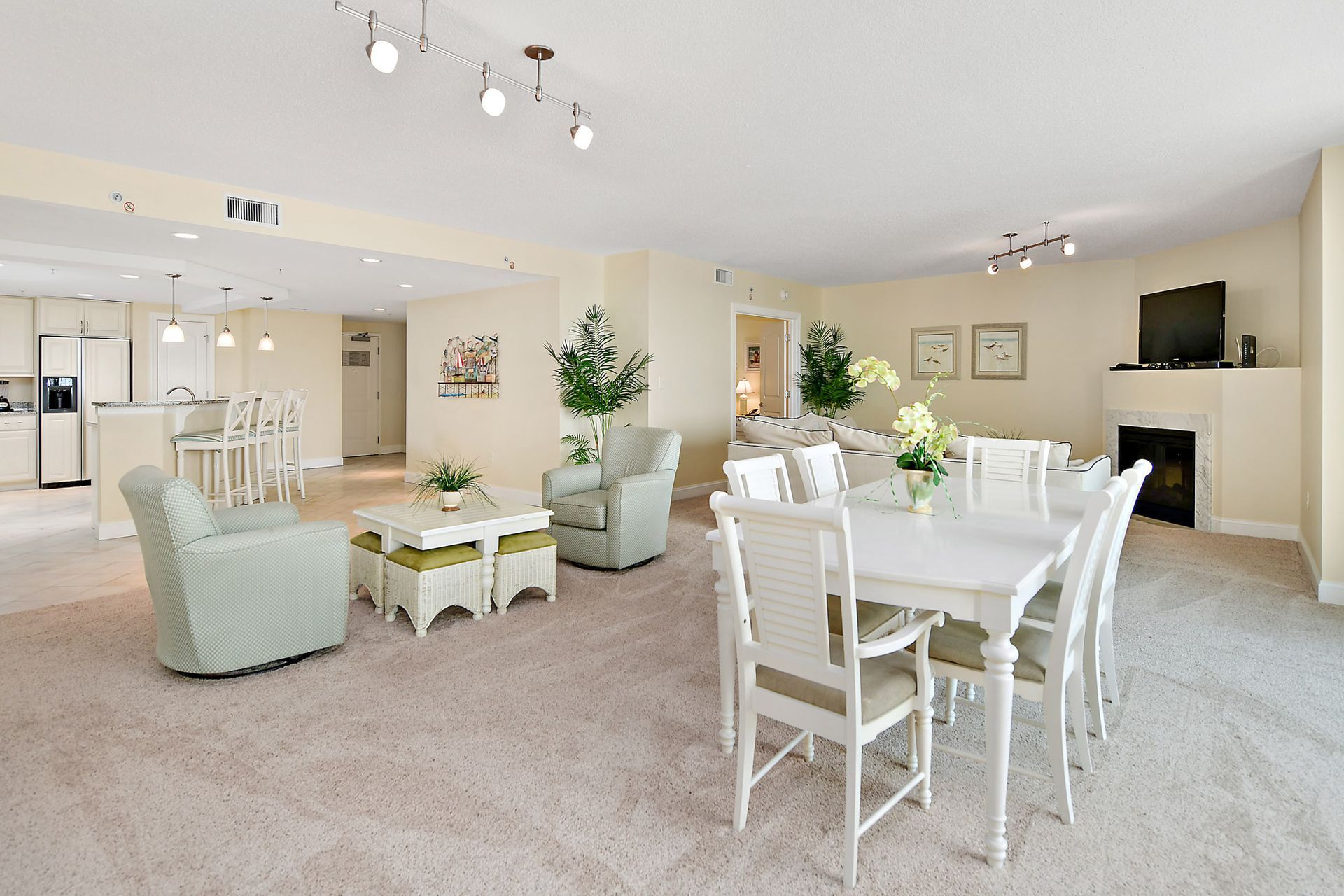 Condo 509 Dining Area