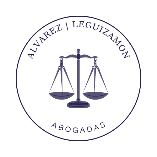 Logotipo circular con una escala de justicia de color morado y el texto 