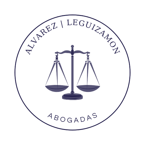 Logotipo: Círculo azul con el texto “ALVAREZ / LEGUIZAMON ABOGADAS” alrededor de un icono de la balanza de la justicia.