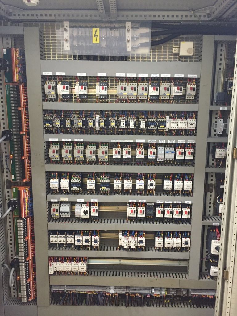Réalisation des schémas electriques, ainsi que d'amoires de puissance et de commande. Pupitre opérateur, coffret de commande, coffret déportés.