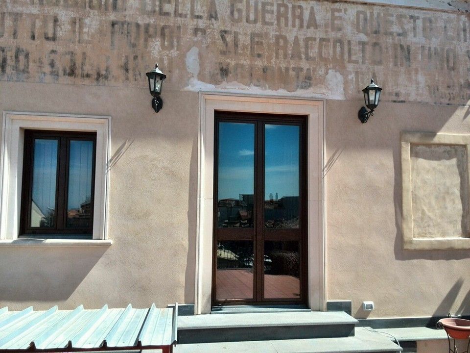 Un edificio con un cartello che dice 