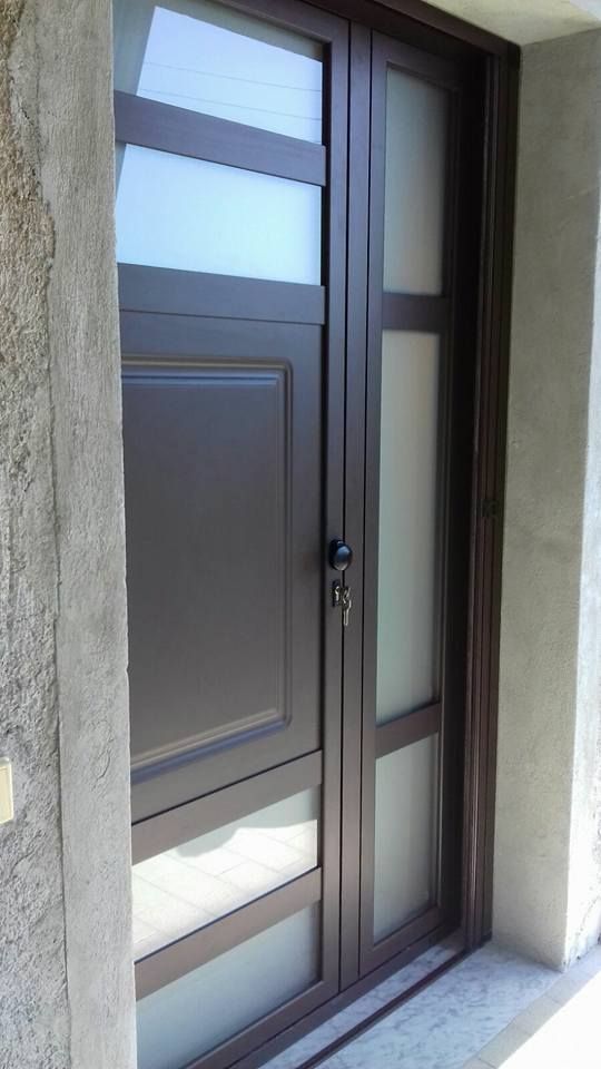 Un primo piano di una porta con una serratura.