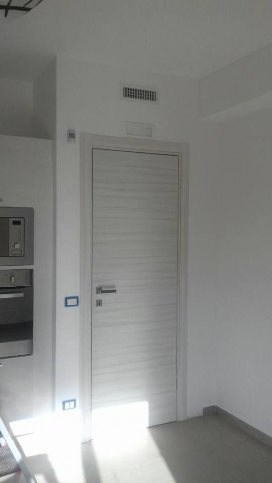 C'è una porta bianca in mezzo alla stanza.