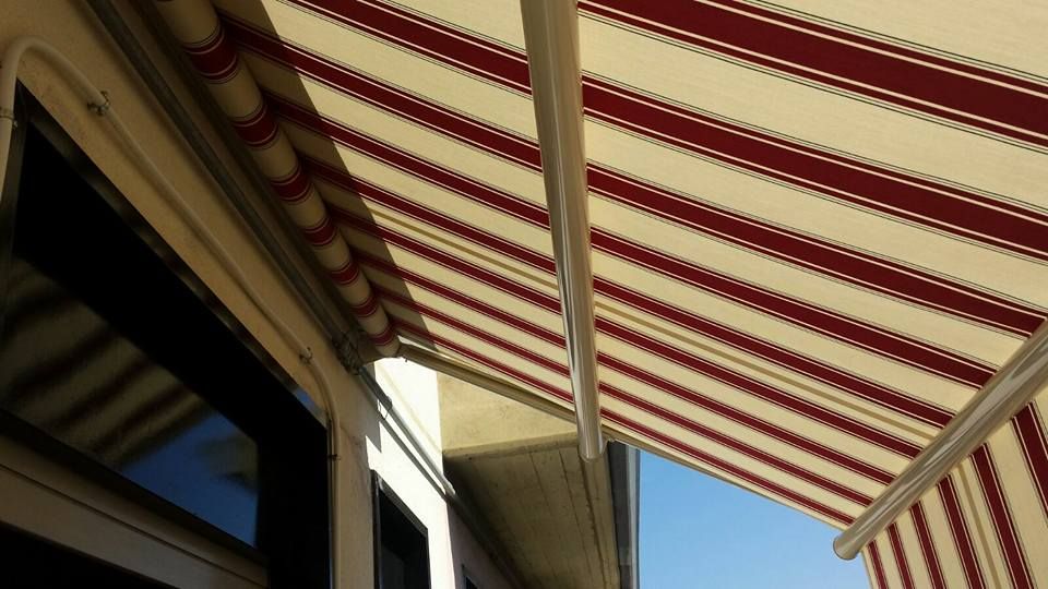 Una tenda a strisce rosse e bianche copre una finestra