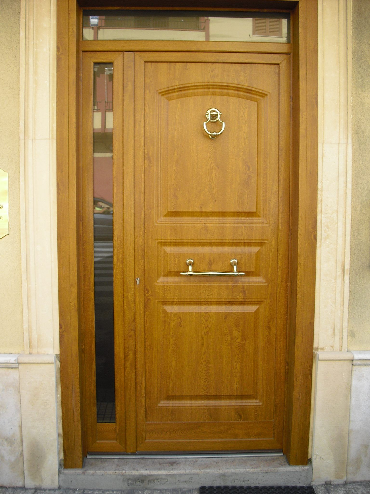 Una porta di legno con il numero 8 sopra