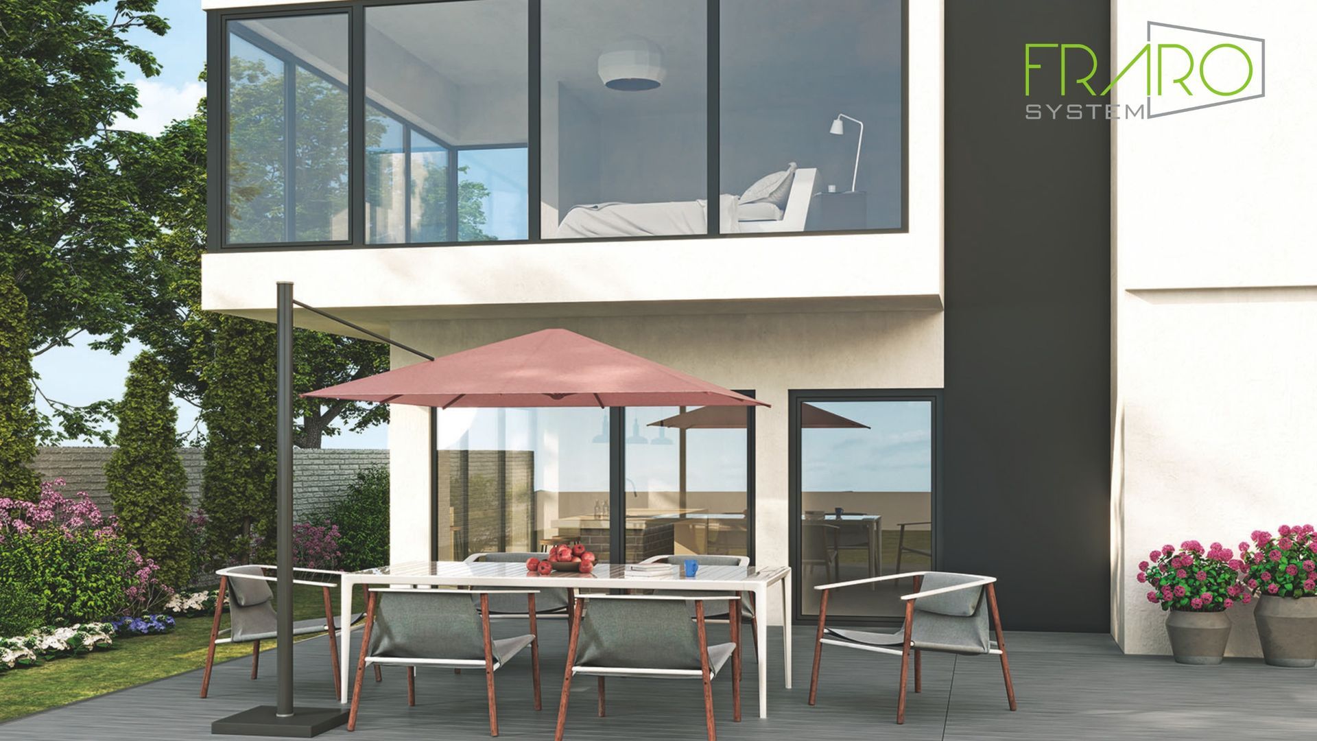 Un patio con tavolo, sedie e ombrellone davanti a una casa