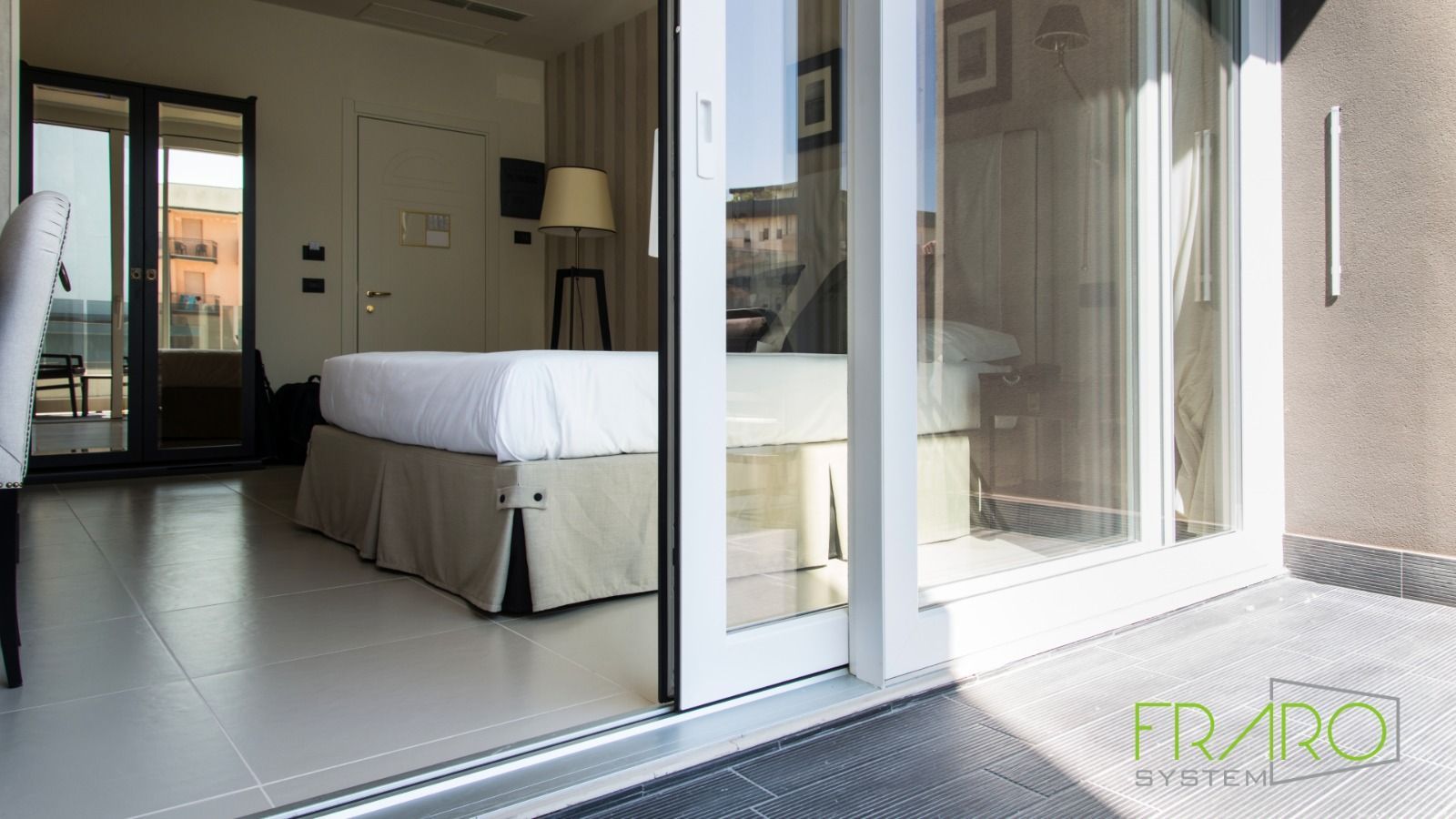 Una camera da letto con un letto e una porta scorrevole in vetro.