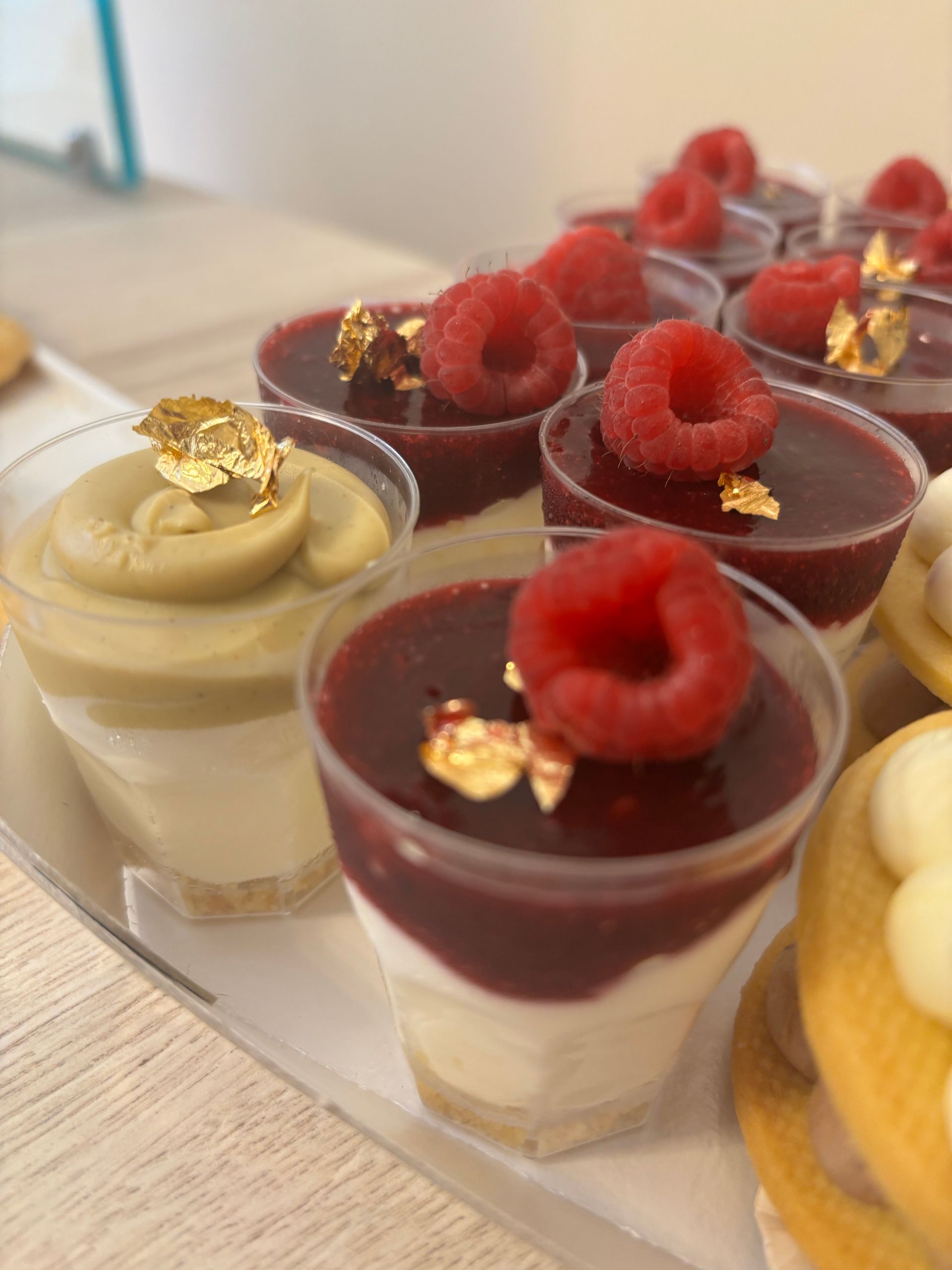 File di dessert al cioccolato gourmet con lati strutturati, superfici chiare e dettagli dorati.