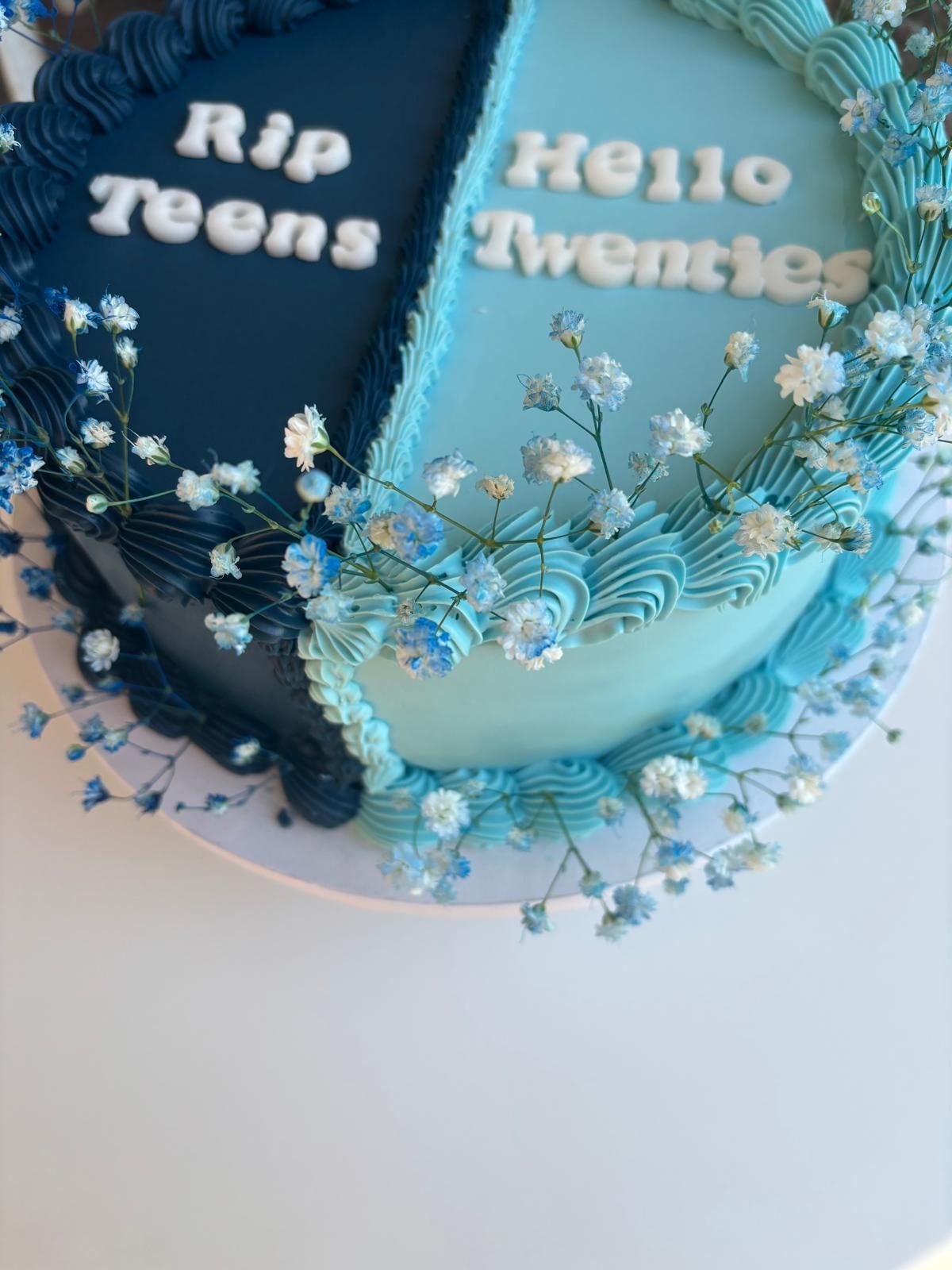 Donna con camicia di lino color marrone e grembiule, mani giunte.