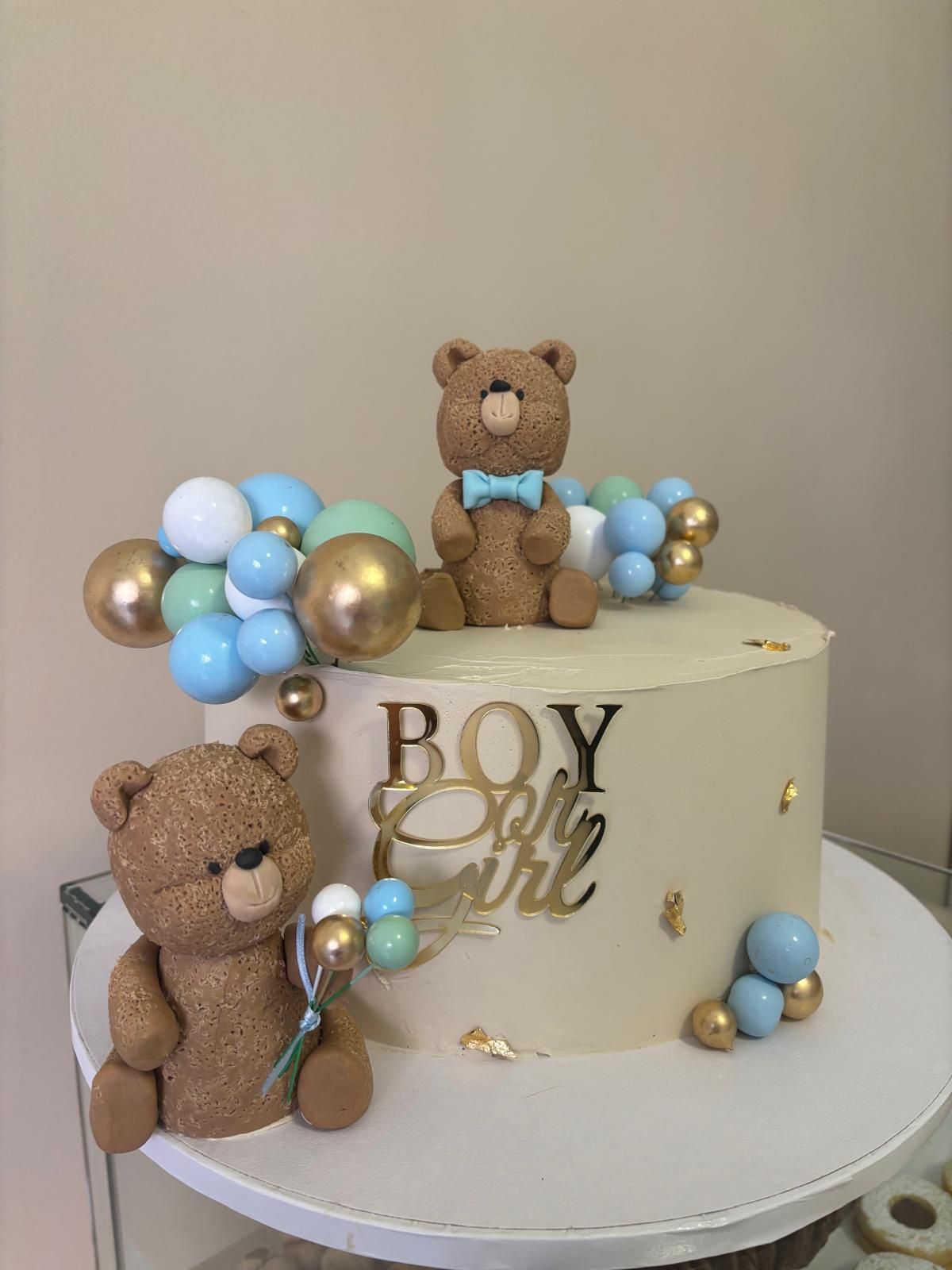 Torta con glassa rossa e nastri, con la scritta 