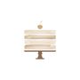 Logo di una torta con strati beige sovrapposti, ciliegia in cima, su un supporto per torte marrone.
