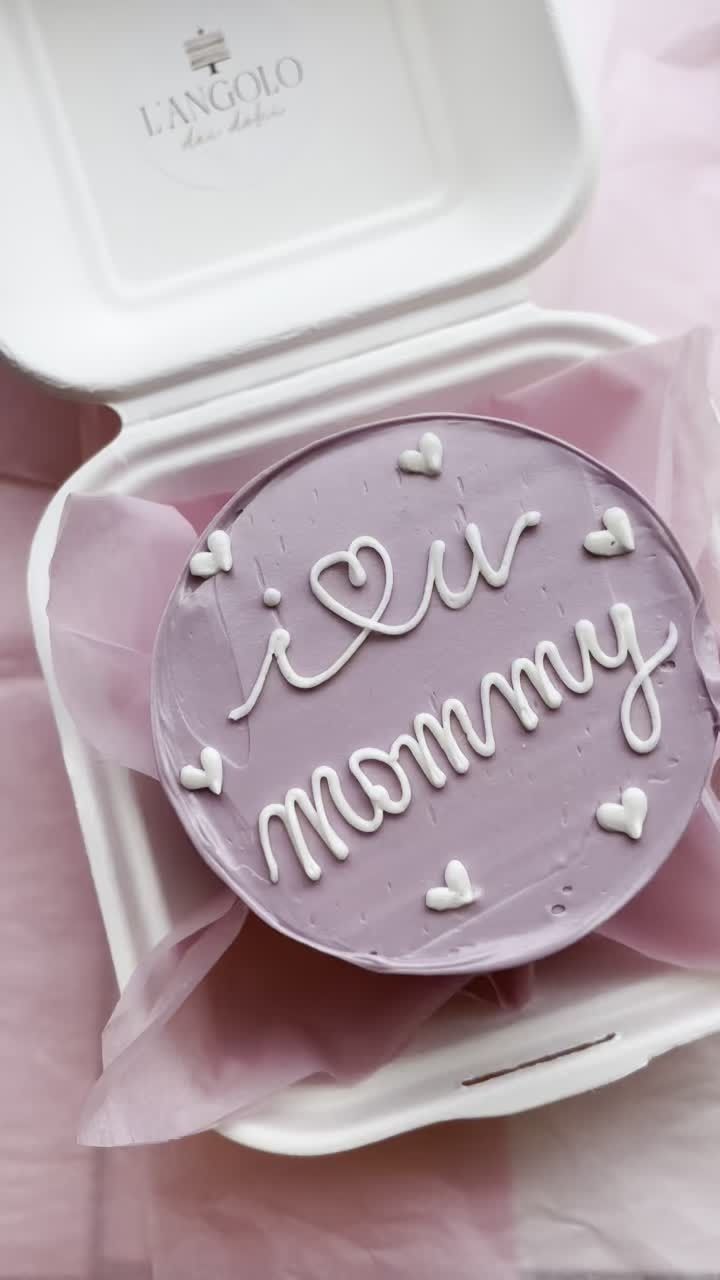 Torta viola con la scritta 