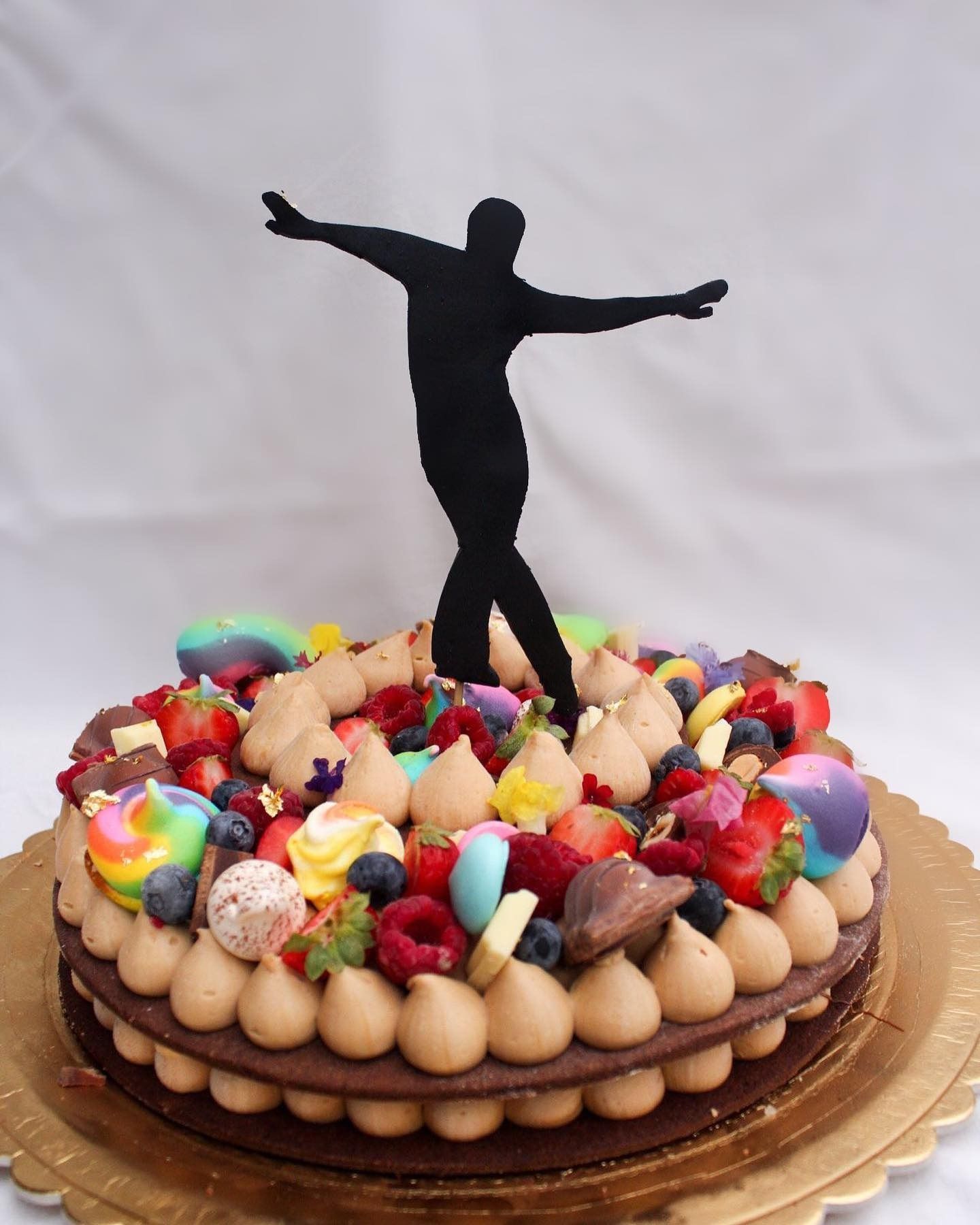 Torta decorata con frutta fresca, glassa e la sagoma di una ballerina.