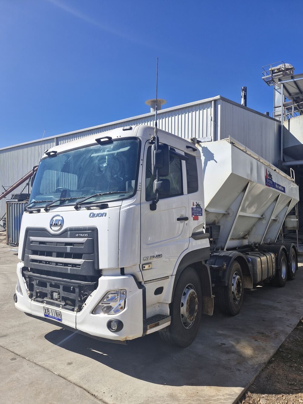 A White Dump Truck Is Parked In Front Of A Building — Top Stock Agencies In Mareeba, QLD