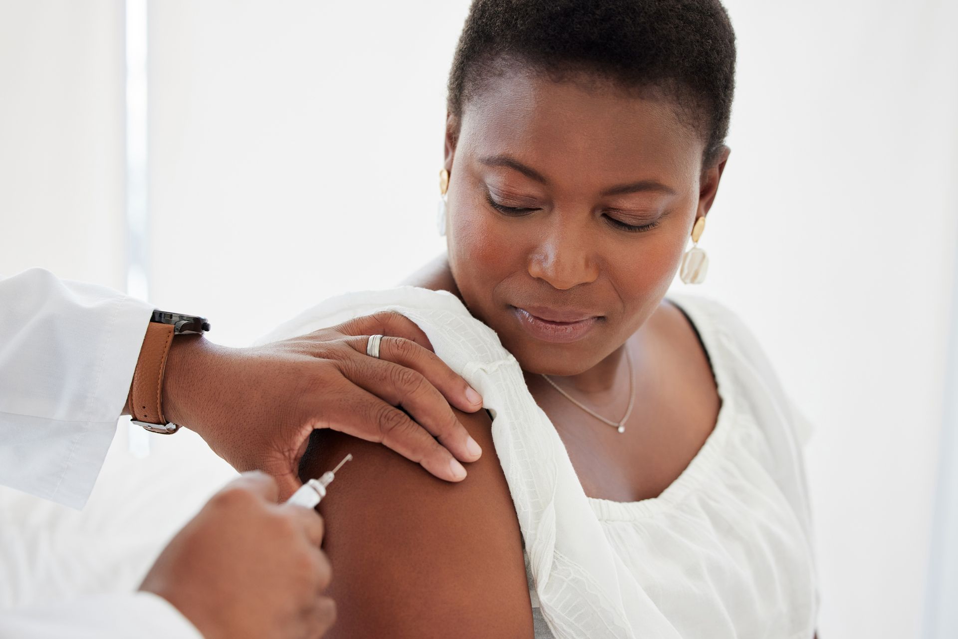 A patient receiving Xolair injection for allergies and asthma from a San Antonio asthma specialist.