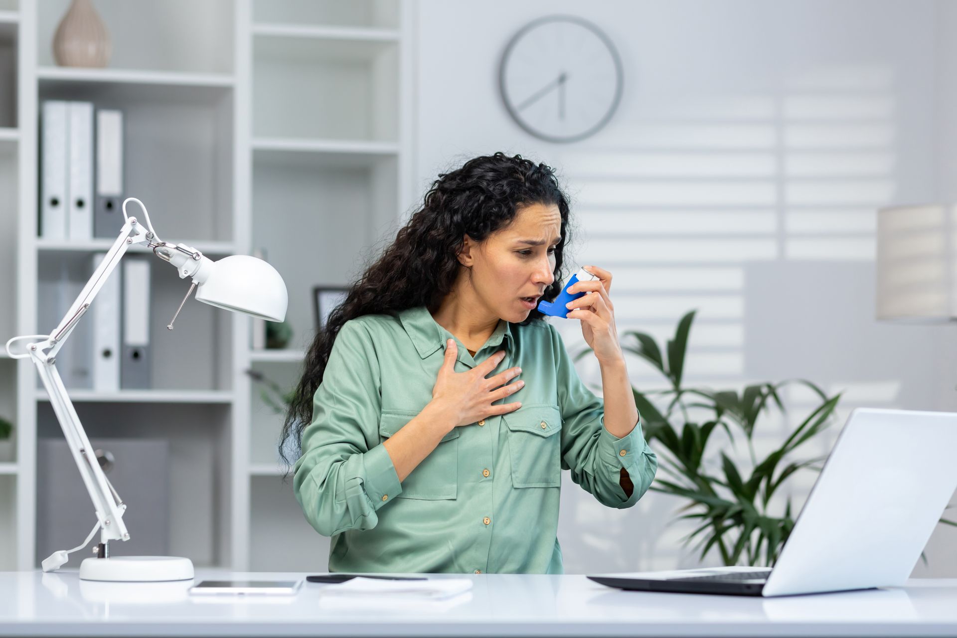 An asthma patient looking for the best severe asthma treatment option available online.