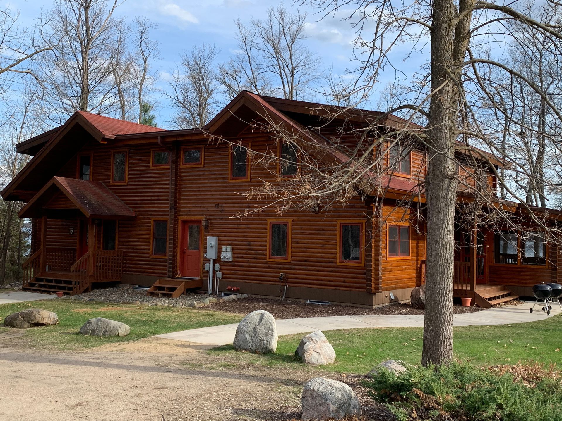 Large Wooden House – MN - Lifetime Staining and Log Restoration