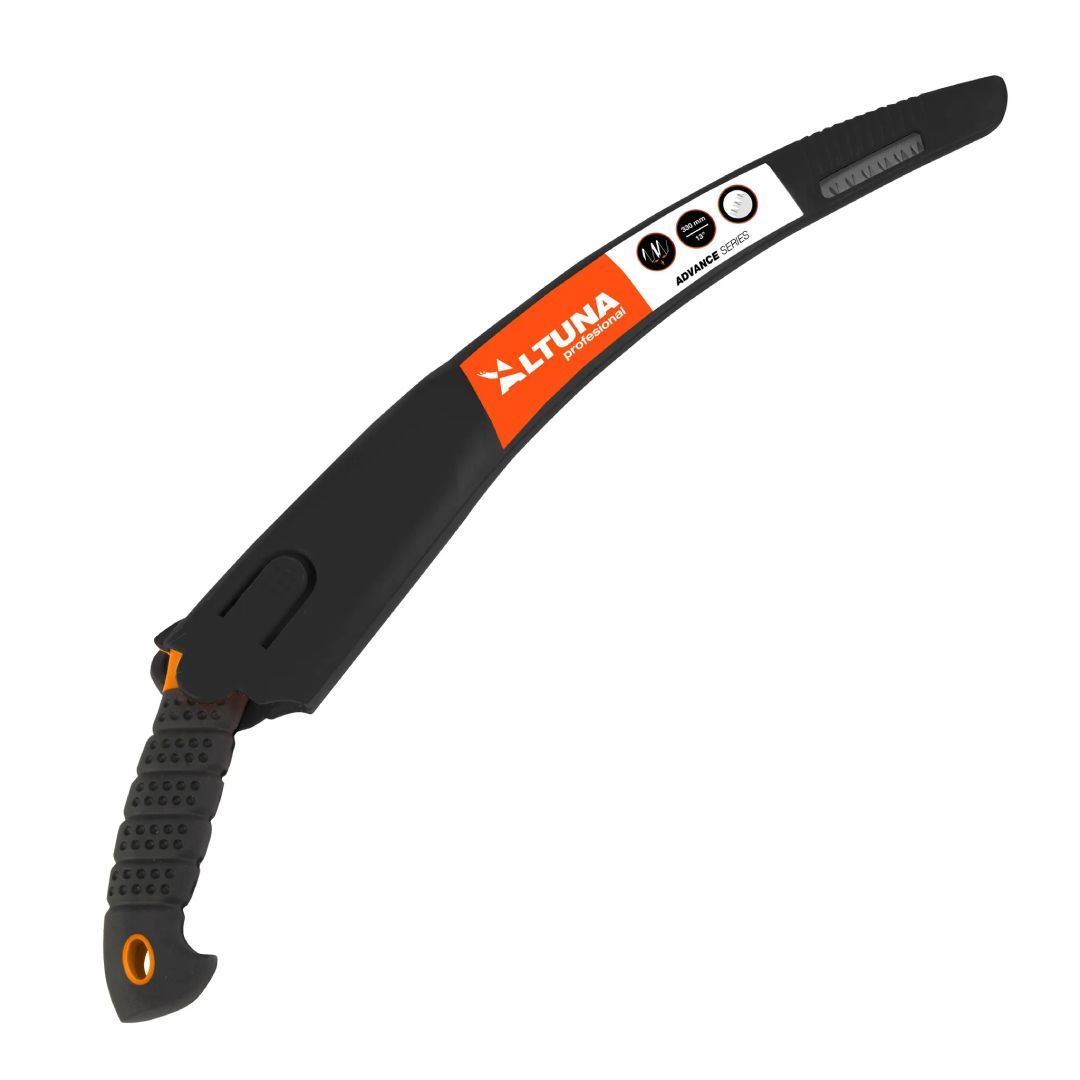 Sierra de podar curva de color negro y naranja con hoja dentada y mango texturizado sobre fondo blanco.