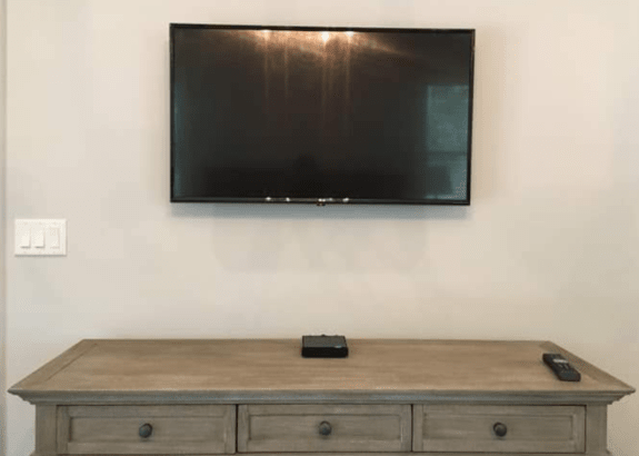 Wall mounted tv with concealed wires