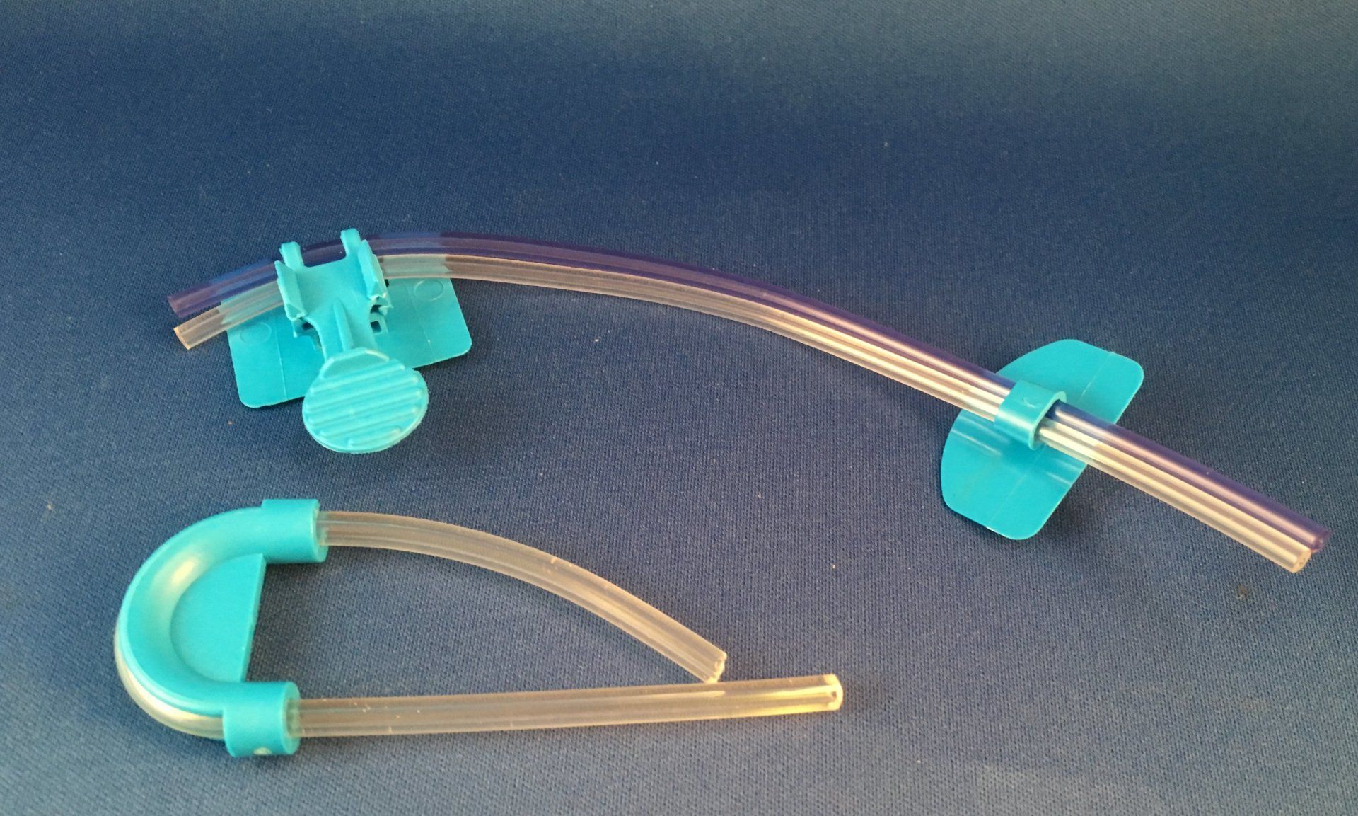 A blue hose with a blue clip on it