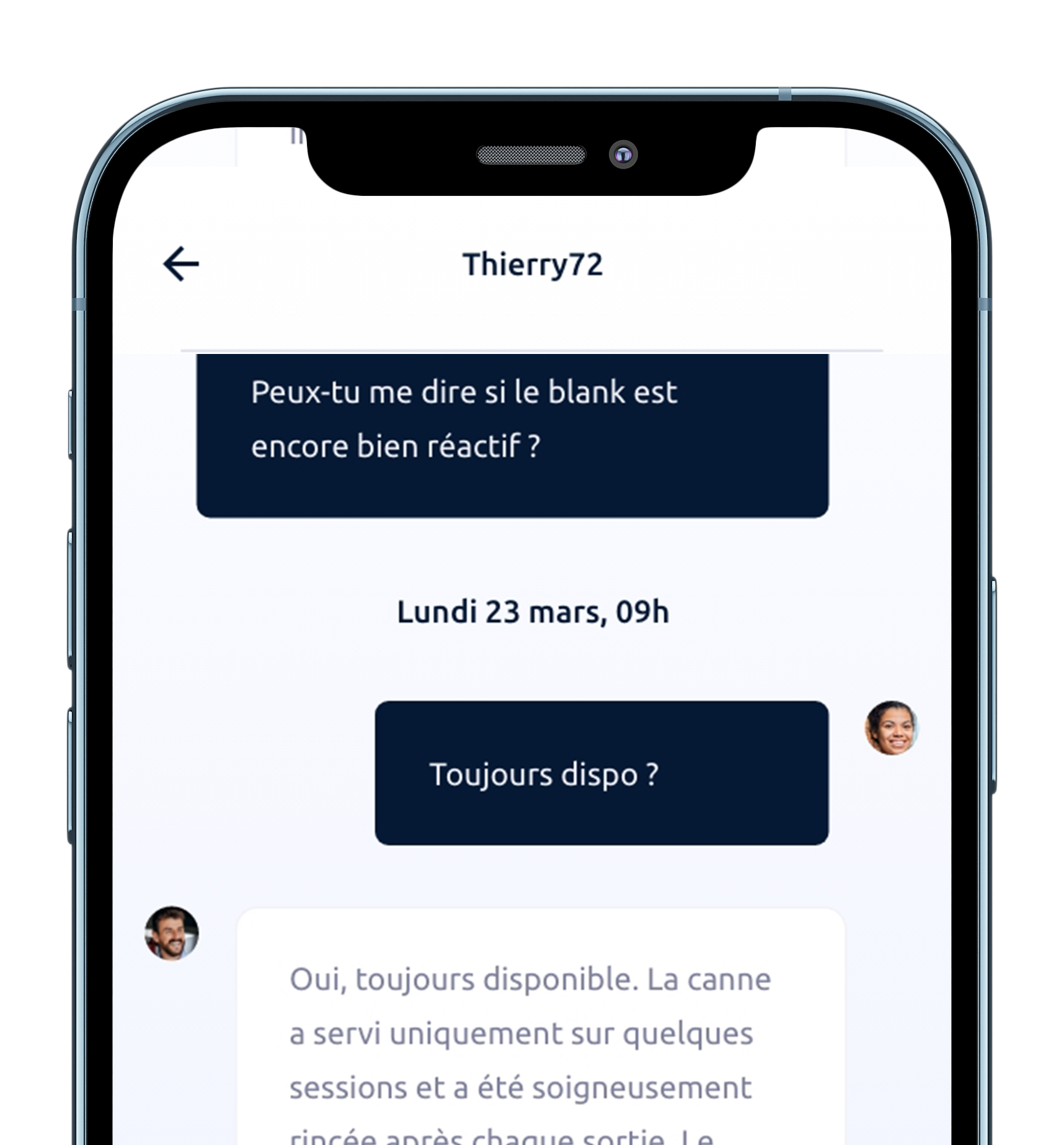Écran de téléphone affichant une conversation par messagerie. L'utilisateur s'informe sur la réactivité et la disponibilité d'un produit.