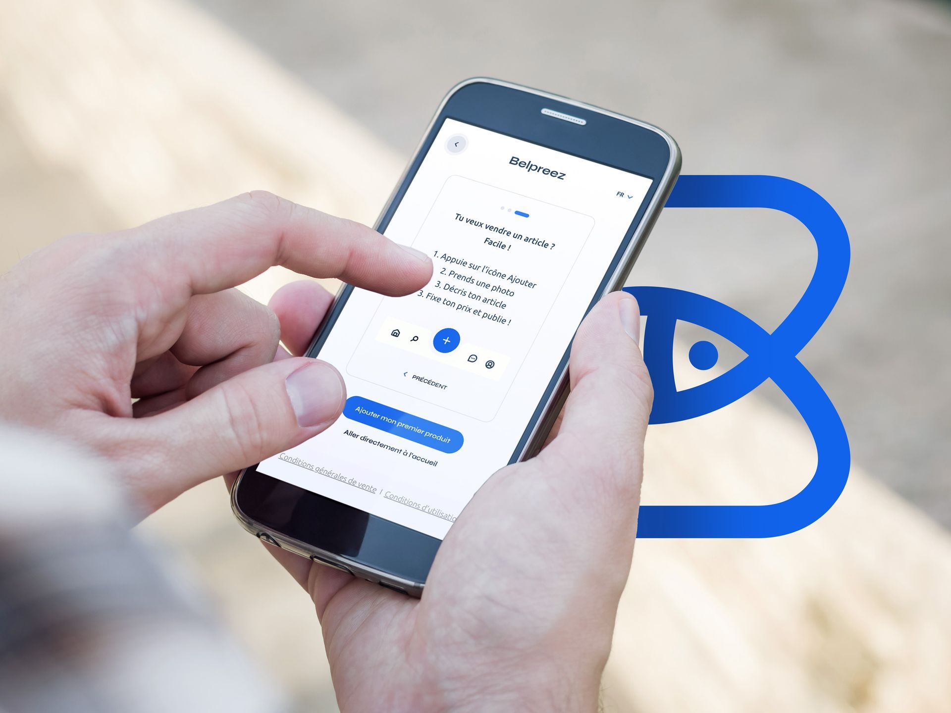 Une personne tenant un smartphone, touchant l'écran, avec un logo « B » bleu superposé à droite.