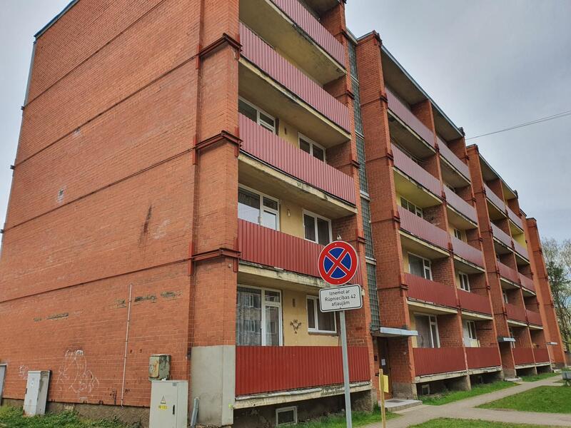 Daudzdzīvokļu dzīvojamās mājas renovācija Rūpniecības iela 42, Valmiera