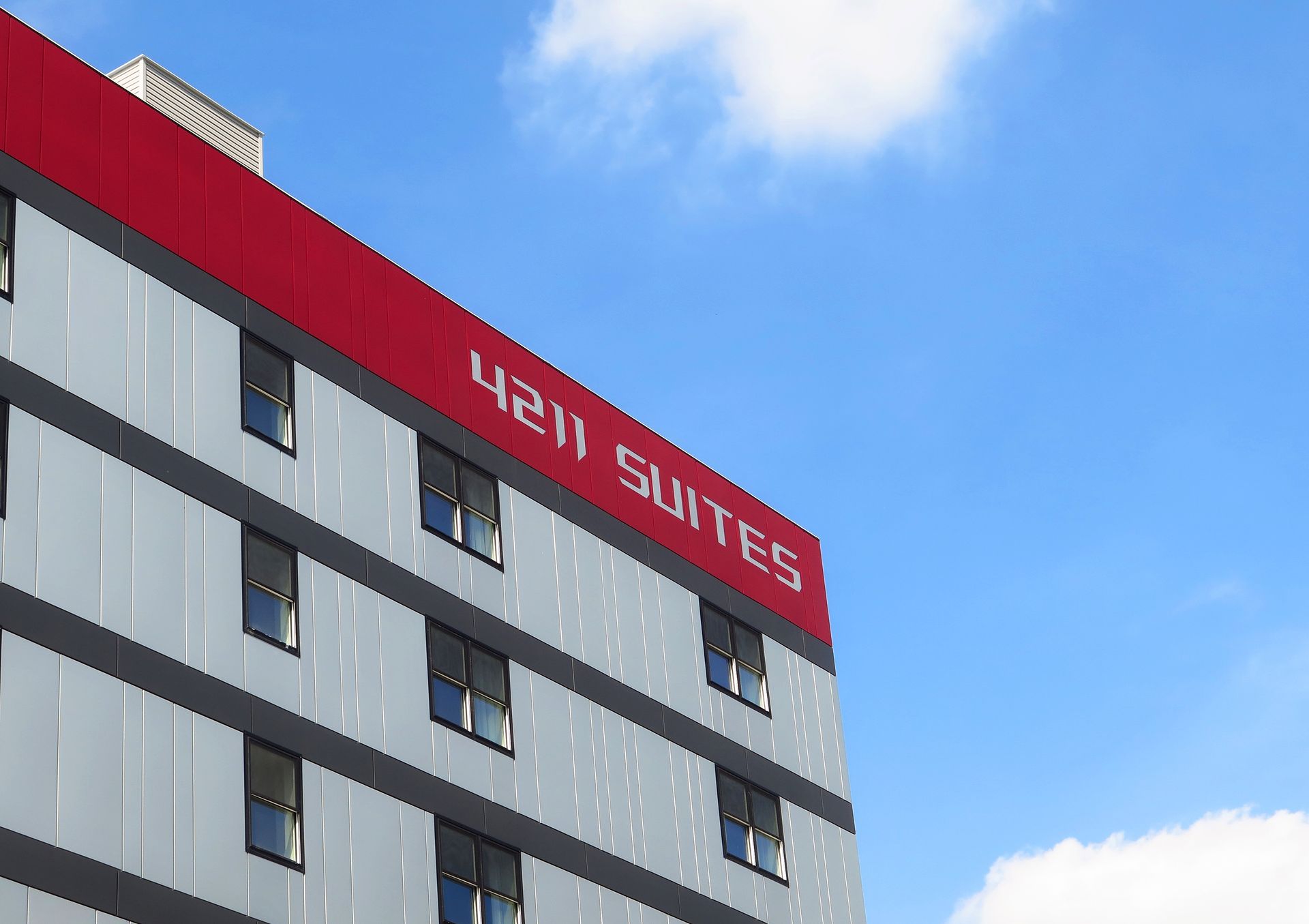 A building with the word suites on it