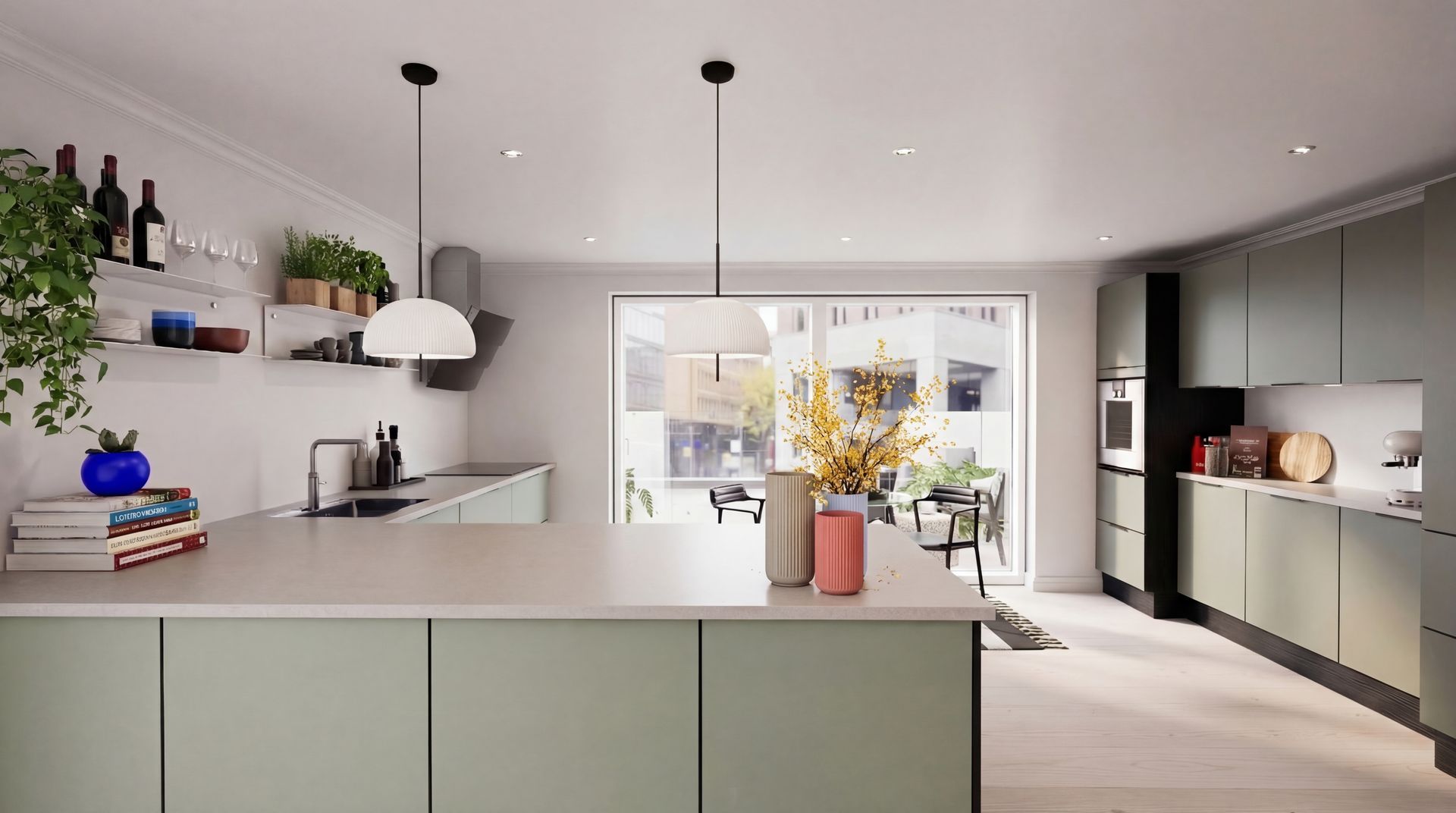 Et moderne køkken med salviegrønne skabe, en central køkkenø, hvide bordplader, to hængelamper og udsigt til haven.