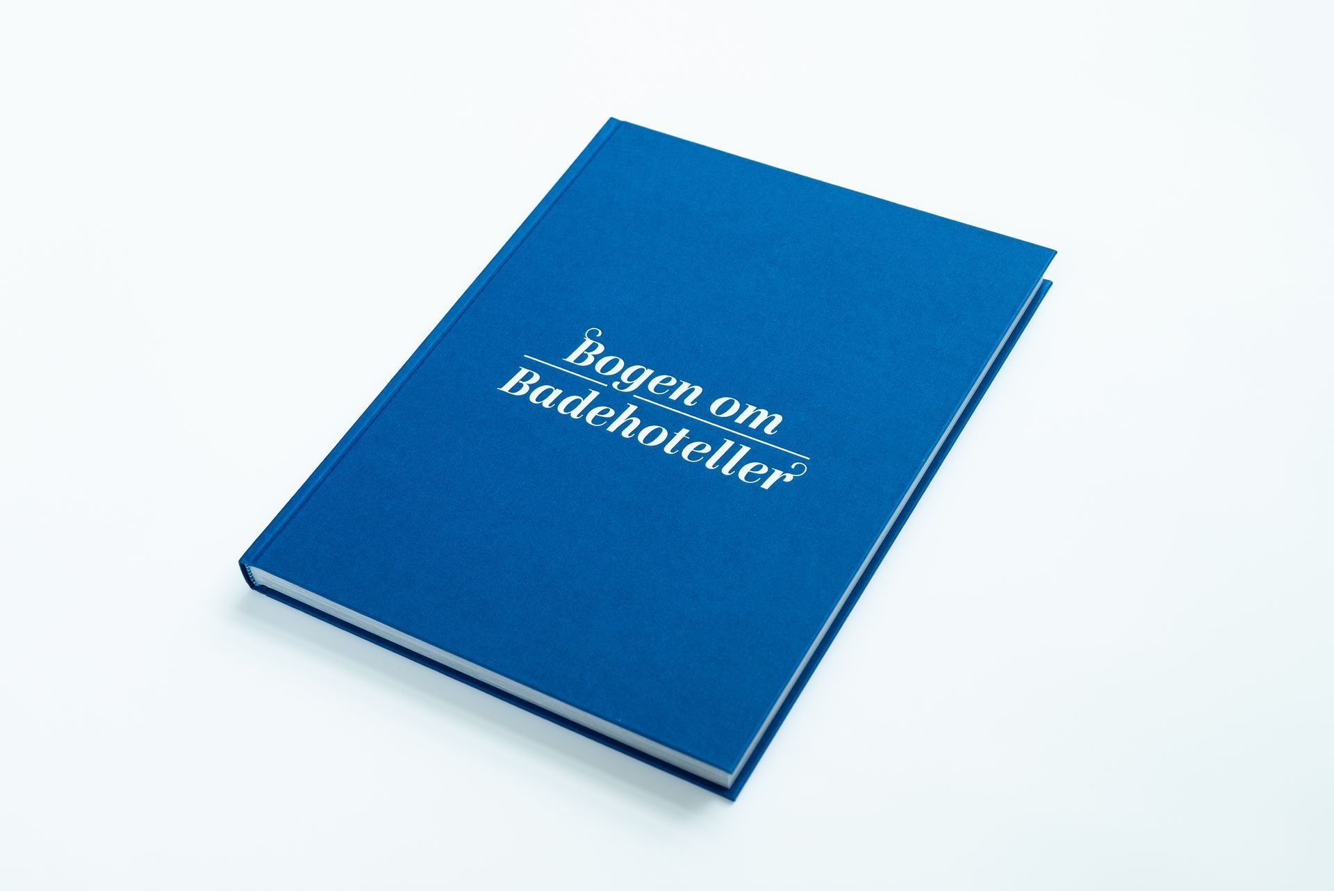 A blue book is titled bogen om badehoteller