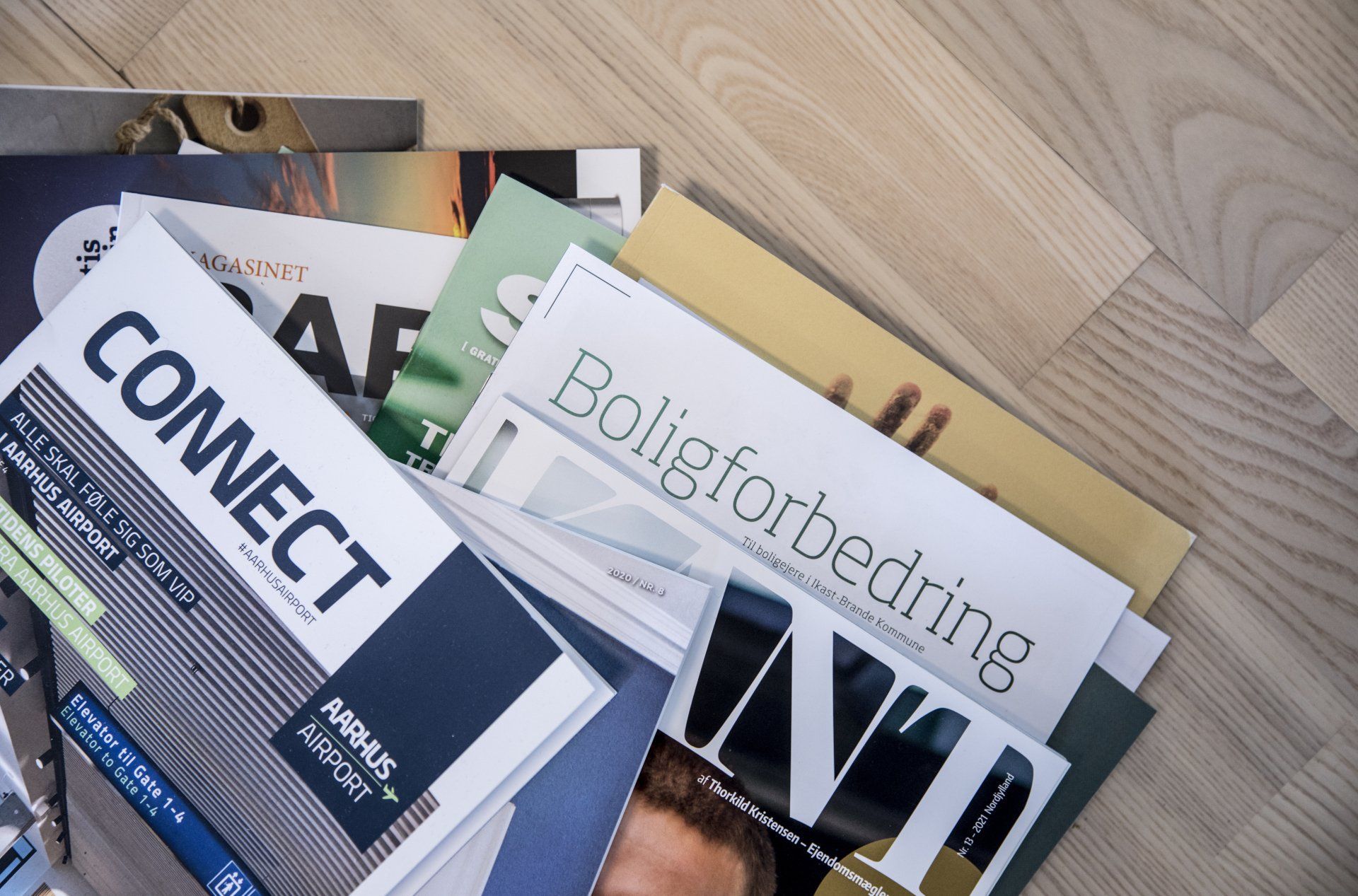 En bunke magasiner inklusive et, hvor der står connect
