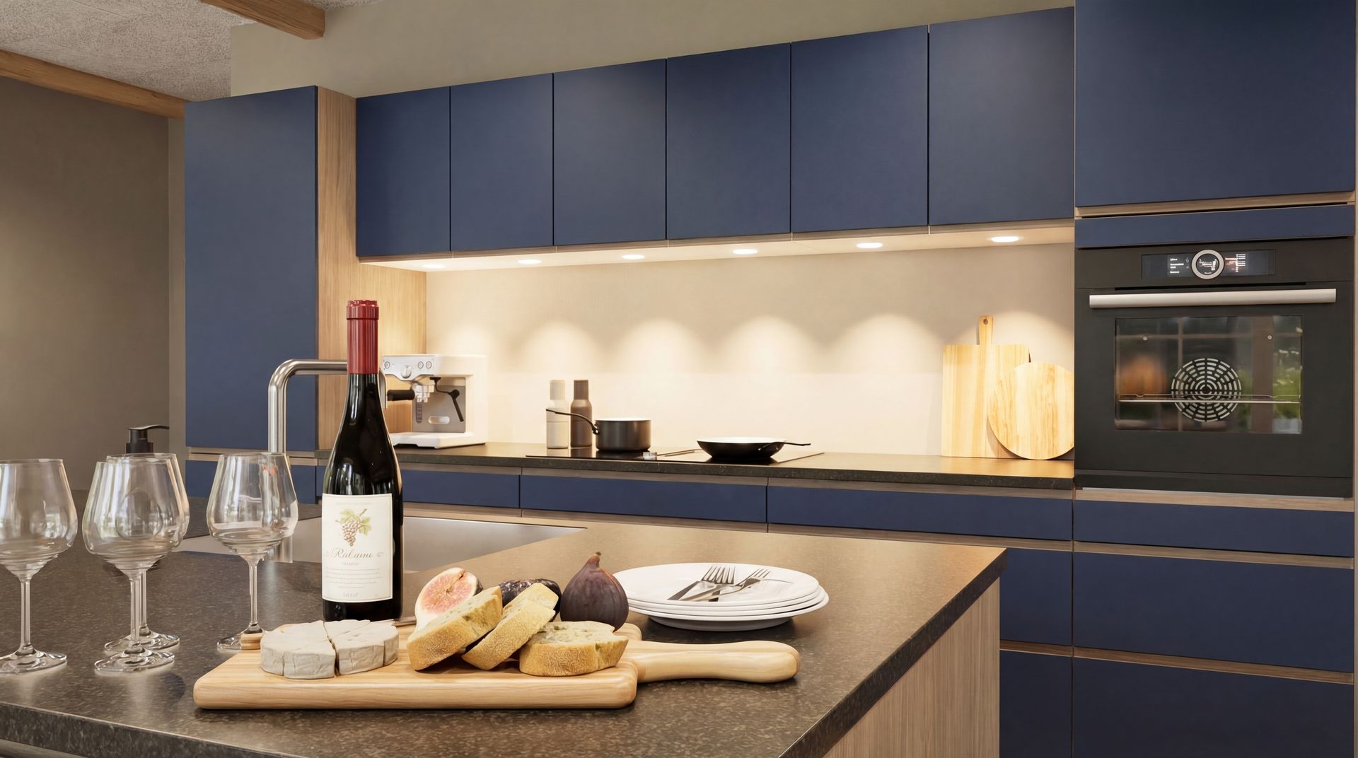 En tallerken med skiveskårne, baconindpakkede kødmedaljoner, revne grønne grøntsager og tyndt ristede gulerødder på et træbord.