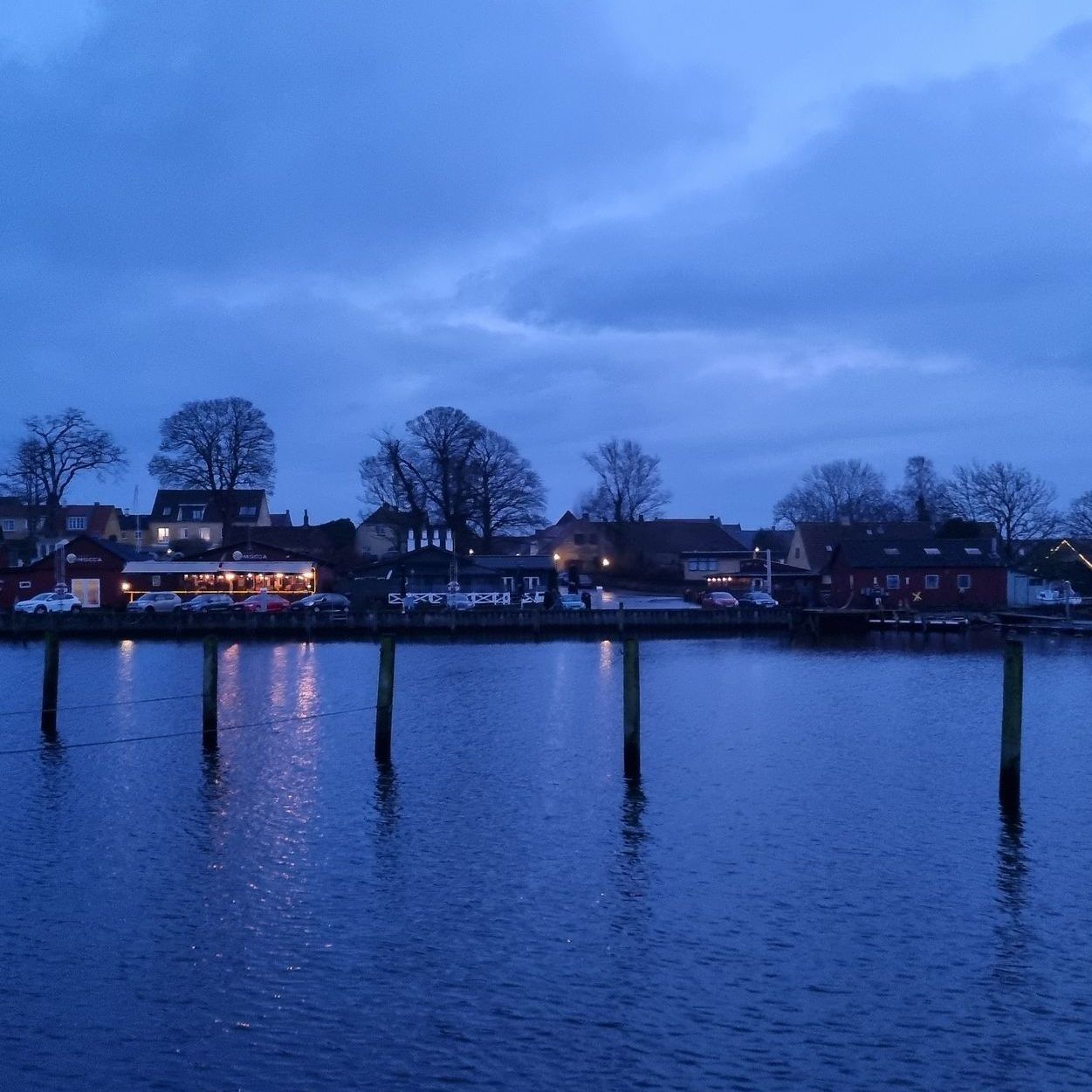 Billede af Præstø havn fra vandet i skumringen