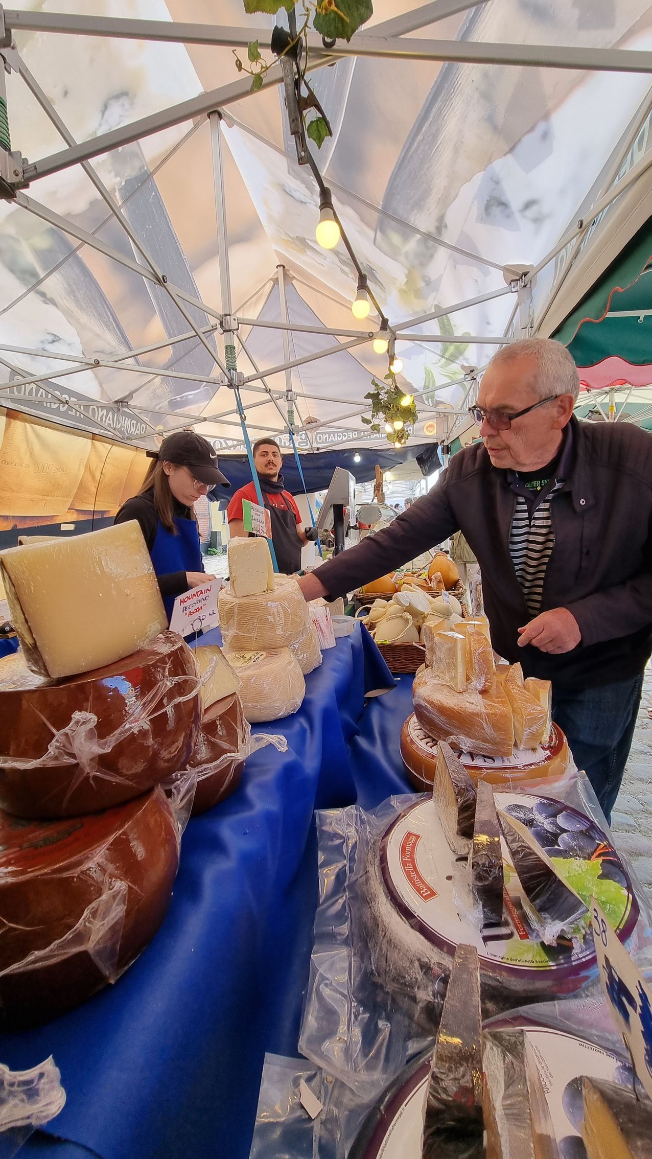 Fransk Forår i Præstø: Stand med store oste og skinker