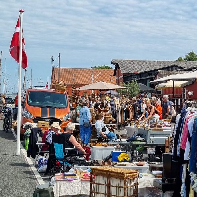 Billede af Præstø havn fra vandet i skumringen